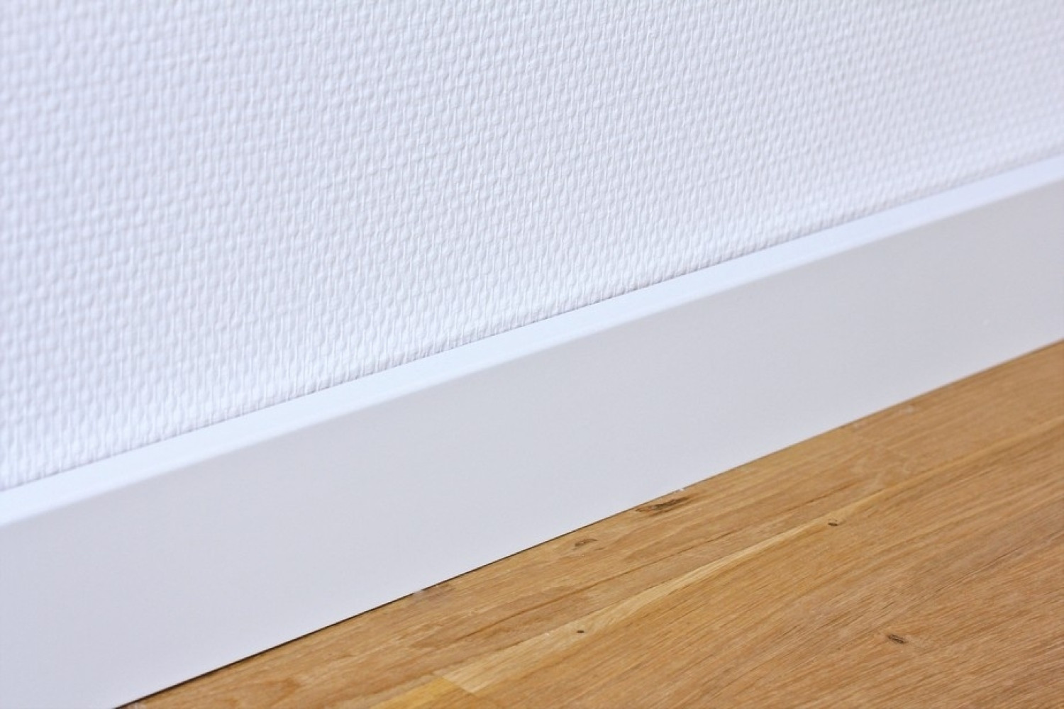 Wandansicht von Sockelleiste 16 x 78 x 2400 mm Massivholz weiß lackiert kubisch R3 Clip-Nut Milieu