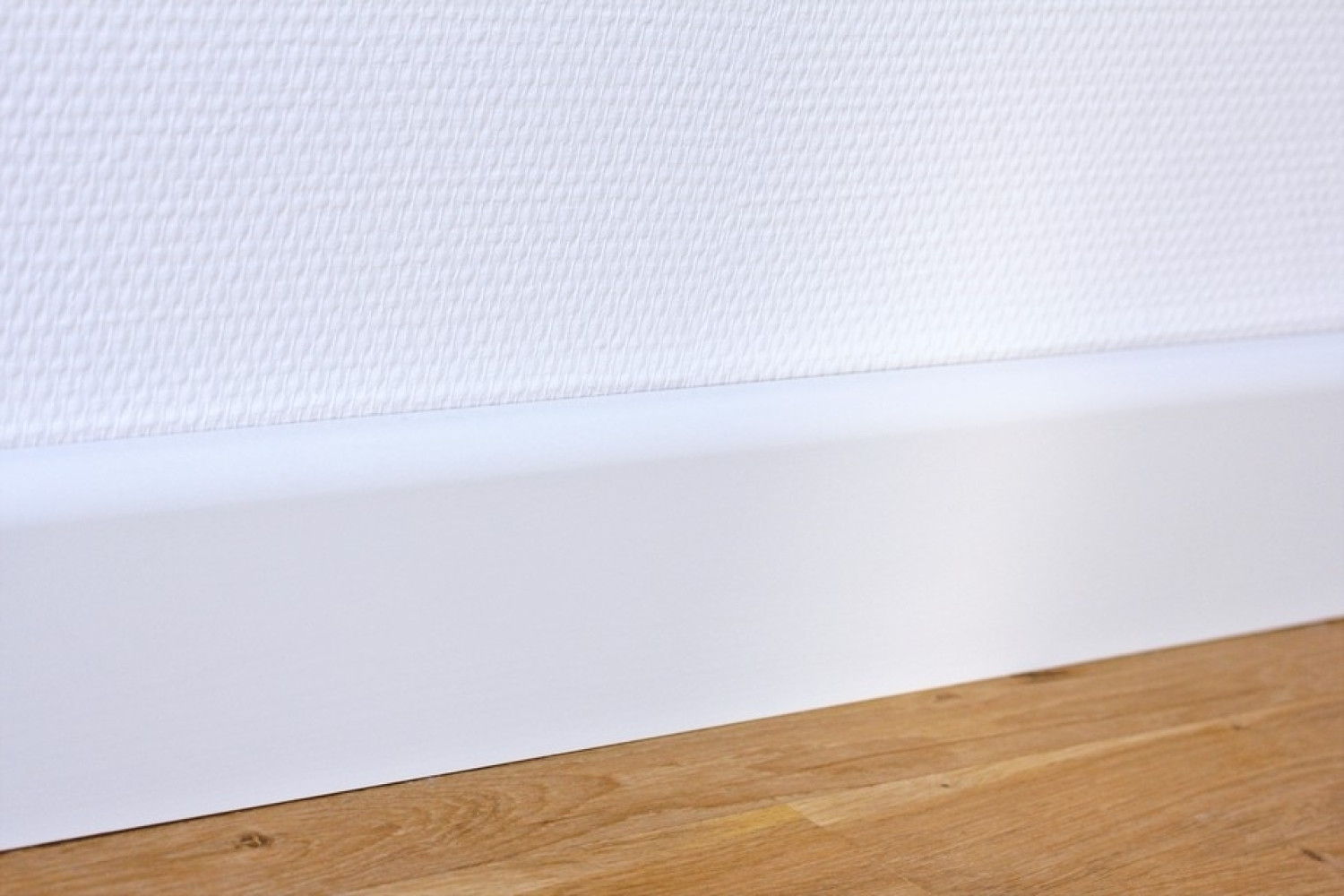 Wandansicht von Sockelleiste 18 x 96 x 2400 mm Massivholz rund weiß lackiert Clip-Nut Milieu