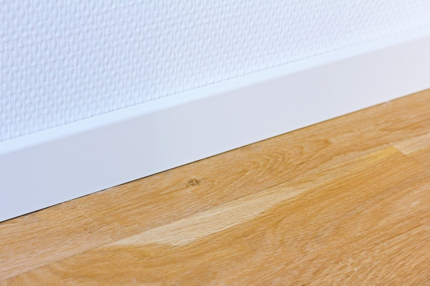 Wandansicht Sockelleiste 16 x 50 x 2400 mm Massivholz konisch/schräg weiß lackiert Clip-Nut