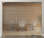 Bild von Ufficio Motiv matt 2-flg. Glaspendeltür mit festem Seitenteil DORMA Mundus BTS Variante 5 - Erkelenz