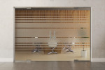 Frontansicht von Selina Motiv matt 2-flg. Glaspendeltür mit zwei festen Seitenteilen DORMA Mundus BTS Variante 6 - Erkelenz
