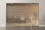 Frontansicht von Ufficio Motiv matt 2-flg. Glaspendeltür mit zwei festen Seitenteilen DORMA Mundus BTS Variante 6 - Erkelenz