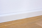 Sockelleiste 18 x 58 x 2400 mm Massivholz rund weiß lackiert Clip-Nut Milieu