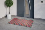 Milieubild Hauseingang mit Topfpflanze und grauen Fliesen von Aluprofilmatte KLASSIK Safe R01V schwarz / Work B06 rot - Entrada