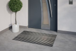 Milieubild Hauseingang mit Topfpflanze und grauen Fliesen von Aluprofilmatte SMART Brush BL01 schwarz - Entrada