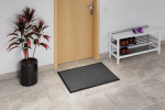 Milieubild Hausflur mit Pflanze und Schuhregal mit Fußmatte ColourLine 012 grau 60 x 85 cm - Entrada
