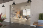 Milieubild von Selina Motiv klar 2-flg. Glaspendeltür mit zwei festen Seitenteilen und Oberlicht DORMA Mundus BTS Variante 12 - Erkelenz