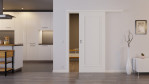 Front-Milieuansicht von der vor der Wand laufenden Landhaus 1 Classic Weißlack Schiebetür - Huga