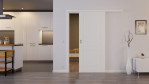 Front-Milieuansicht von der vor der Wand laufenden Kontur 2 Classic Weißlack Schiebetür - Huga