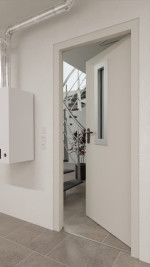 Detail-Milieuansicht von Außentür-Set Stahl mit Feuerschutzfunktion EI2 90-C5-SA 62-1 mit Rechteckverglasung Ausschnitt 1 inkl. Blockzarge - Teckentrup