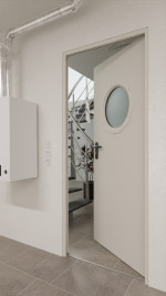 Detail-Milieuansicht von Außentür-Set Stahl mit Feuerschutzfunktion EI2 90-C5-SA 62-1 mit Rundverglasung inkl. Eckzarge - Teckentrup