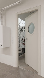 Detail-Milieuansicht von Außentür-Set Stahl mit Feuerschutzfunktion EI2 90-C5-SA 62-1 mit Rundverglasung inkl. Blockzarge - Teckentrup