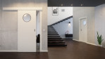 Schiebetür Weiß RAL 9010 CPL Bullauge Edelstahl - Interio mit vor der Wand laufendem System im Wohnzimmer