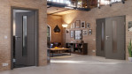 Main-Milieuansicht von HÖRMANN Doppelflügeltür Groove 29 Staubgrau RAL 7037 Lack DesignLine mit Lichtausschnitt LA 24 mittig mit Zarge