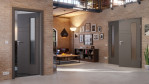 Main-Milieuansicht von HÖRMANN Doppelflügeltür Groove 78 Staubgrau RAL 7037 Lack DesignLine mit Lichtausschnitt LA 24 bandseitig mit Zarge