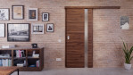 Front-Milieuansicht der vor der Wand laufenden HÖRMANN Schiebetür Pure 1 Alpineiche quer Duradecor DesignLine mit Lichtausschnitt Bandseite