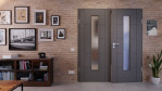 Front-Milieuansicht von HÖRMANN Doppelflügeltür Groove 13 Staubgrau RAL 7037 Lack DesignLine mit Lichtausschnitt LA 24 mittig mit Zarge
