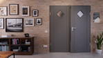Front-Milieuansicht von HÖRMANN Doppelflügeltür Groove 16 Staubgrau RAL 7037 Lack DesignLine mit Lichtausschnitt LA 6 Raute mit Zarge