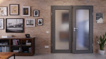 Front-Milieuansicht von HÖRMANN Doppelflügeltür Groove 31 Staubgrau RAL 7037 Lack DesignLine mit Lichtausschnitt LA 27 mit Zarge