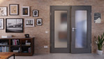 Front-Milieuansicht von HÖRMANN Doppelflügeltür Groove 50 Staubgrau RAL 7037 Lack DesignLine mit Lichtausschnitt LA 8 mit Zarge