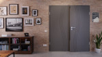 Front-Milieuansicht von HÖRMANN Doppelflügeltür Groove 53 Staubgrau RAL 7037 Lack DesignLine mit Zarge