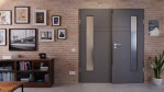 Front-Milieuansicht von HÖRMANN Doppelflügeltür Groove 78 Staubgrau RAL 7037 Lack DesignLine mit Lichtausschnitt LA 24 bandseitig mit Zarge