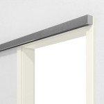 Detailansicht von GARANT Line-Schiebetürsystem vor der Wand laufend Snow White CePaL