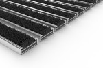 Schräge Detailansicht von Aluprofilmatte SMART Brush BL01 schwarz - Entrada
