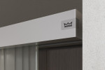 Detailansicht von Linie 1 Motiv matt 2-flg. Glasschiebetür mit zwei festen Seitenteilen und Oberlicht DORMA MUTO Variante 2 - Erkelenz