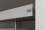 Detailansicht von Ufficio Motiv matt 2-flg. Glasschiebetür mit zwei festen Seitenteilen und Oberlicht DORMA MUTO Variante 2 - Erkelenz