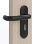 Detailansicht der Oberfläche von GARANT Rauchschutztür Authentic Akazie GCK08 mit Lichtausschnitt LA-5 schlossseitig