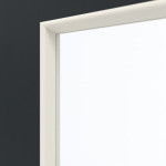 Detailansicht des Lichtausschnitts von GARANT Wohnungseingangstür U12000SD Vulkanschwarz GHK08 mit Lichtausschnitt LA-4 mittig