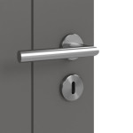 Detailansicht der Oberfläche von HÖRMANN Doppelflügeltür Groove 13 Staubgrau RAL 7037 Lack DesignLine mit Lichtausschnitt LA 24 mittig mit Zarge
