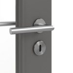 Detailansicht der Oberfläche von HÖRMANN Doppelflügeltür Groove 16 Staubgrau RAL 7037 Lack DesignLine mit Lichtausschnitt LA 27 mit Zarge