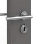 Detailansicht der Oberfläche von HÖRMANN Doppelflügeltür Groove 23 Staubgrau RAL 7037 Lack DesignLine mit Lichtausschnitt LA 8 mit Zarge