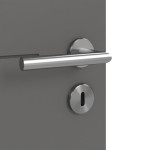 Detailansicht der Oberfläche von HÖRMANN Doppelflügeltür Groove 34 Staubgrau RAL 7037 Lack DesignLine mit Lichtausschnitt LA 24 bandseitig mit Zarge