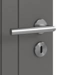 Detailansicht der Oberfläche von HÖRMANN Doppelflügeltür Groove 85 Staubgrau RAL 7037 Lack DesignLine mit Lichtausschnitt LA 24 bandseitig mit Zarge