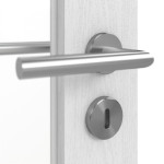 Detailansicht der Oberfläche von HÖRMANN Doppelflügeltür Pure 1 Eiche Weiß Duradecor DesignLine mit Lichtausschnitt Schlossseite mit Zarge