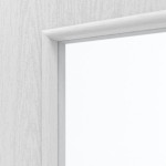 Detailansicht des Lichtausschnitts von HÖRMANN Doppelflügeltür Eiche Weiß Duradecor ProLine mit Lichtausschnitt LA 24 bandseitig mit Zarge