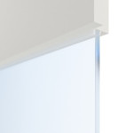 Detailansicht des Lichtausschnitts von HÖRMANN Doppelflügeltür Pure 2 Verkehrsweiß RAL 9016 Duradecor DesignLine mit Lichtausschnitt quer mit bündiger Lisene Plain 79-7 mit Zarge