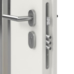 Detail Schließer von Stahl Nebeneingangstür TEMIDAS P55 mit Glasausschnitt