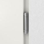 Detail Bänder von Stahl Nebeneingangstür TEMIDAS P55 mit Glasausschnitt