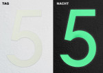 nachtleuchtende Hausnummer 5 Ansicht Tag und Nacht - Südmetall