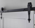 Detail weiße Tür von Schiebetürsystem Classic Schwarz für Holztüren - Intersteel