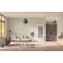 Front-Milieuansicht der vor der Wand laufenden GARANT Schiebetür Authentic Grigio GCK08 mit Lichtausschnitt LA-DIN Sprosse SP0