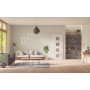 Front-Milieuansicht der vor der Wand laufenden GARANT Schiebetür Authentic Grigio GCK08 mit Lichtausschnitt LA-10