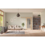 Front-Milieuansicht der vor der Wand laufenden GARANT Schiebetür Quer Authentic Achat GCK08 mit Lichtausschnitt LA-2 Sprosse SP4