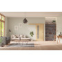 Front-Milieuansicht der vor der Wand laufenden GARANT Schiebetür Authentic Asteiche CePaL mit Lichtausschnitt LA-4 bandseitig Sprosse SP10