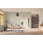 Front-Milieuansicht der vor der Wand laufenden GARANT Schiebetür Authentic Grigio GCK08 mit Lichtausschnitt LA-4 schlossseitig