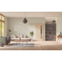 Front-Milieuansicht der vor der Wand laufenden GARANT Schiebetür Quer Authentic Achat GCK08 mit Lichtausschnitt LA-4 schlossseitig Sprosse SP10